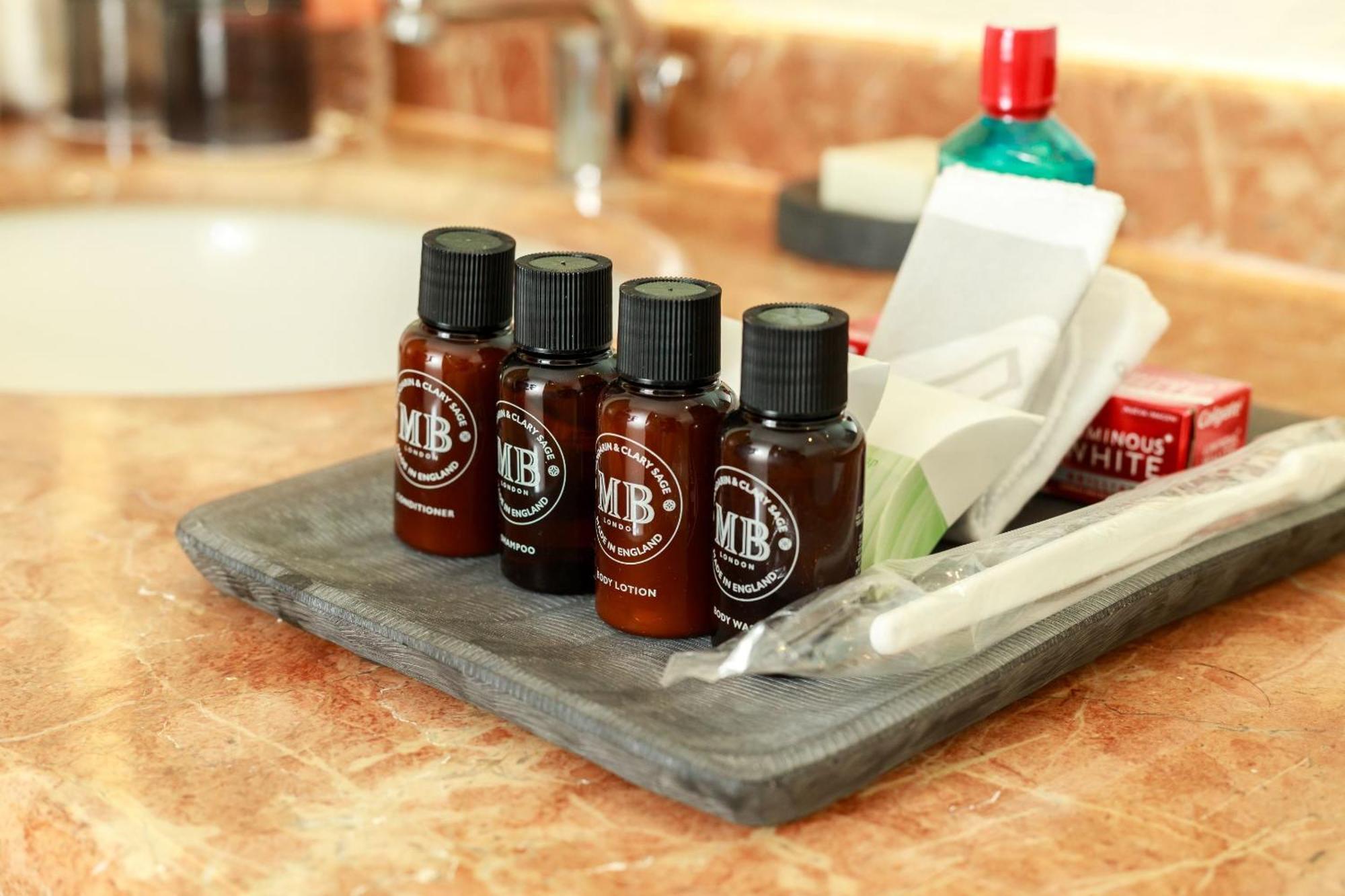 Camino Real 베라크루즈 외부 사진 A selection of MB toiletries
