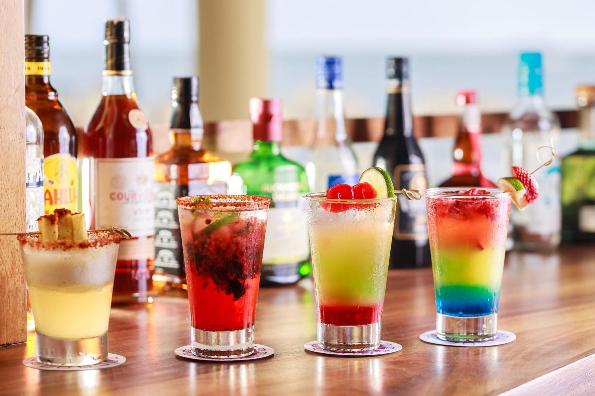 Camino Real 베라크루즈 외부 사진 A selection of cocktails