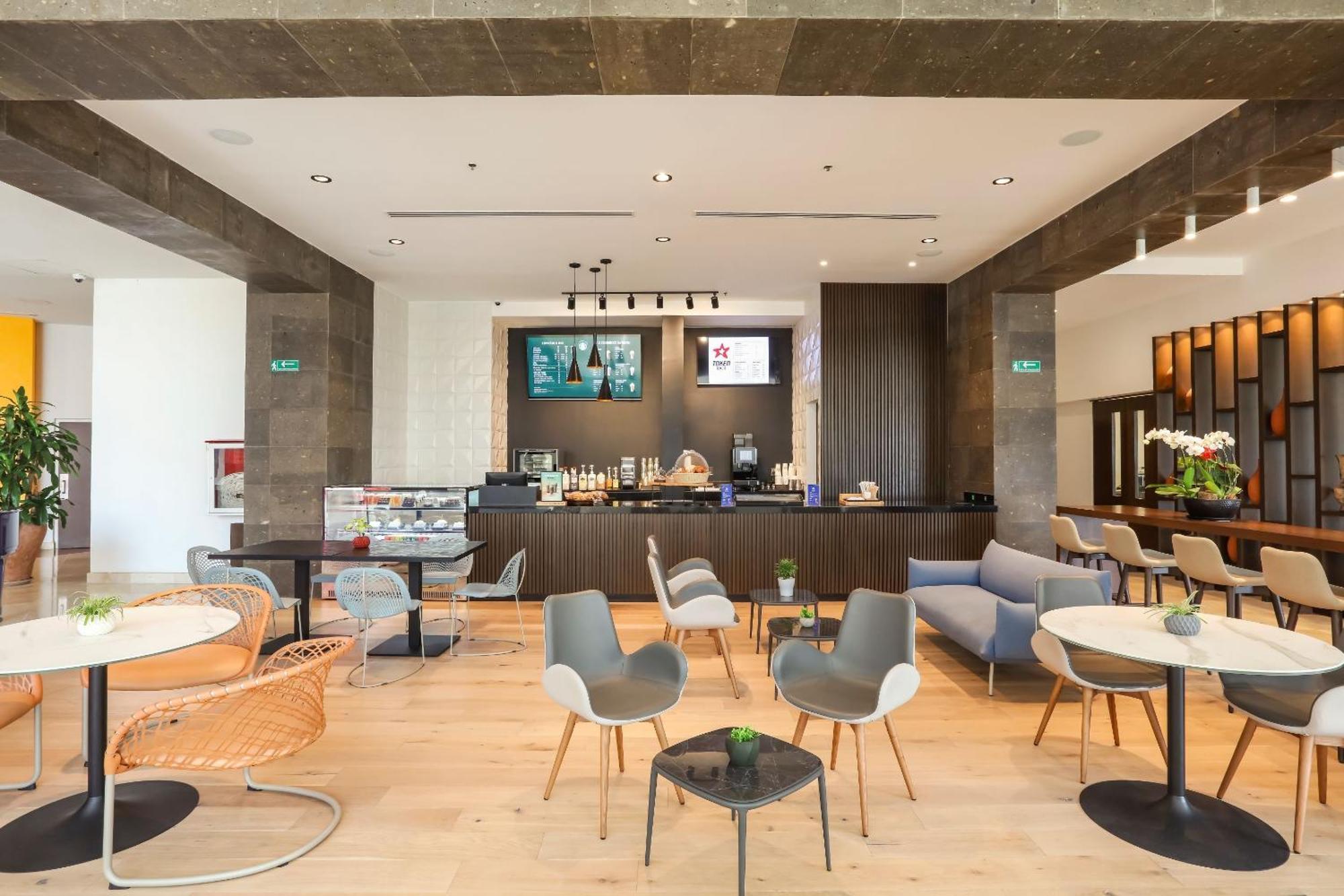Camino Real 베라크루즈 외부 사진 The lounge at Changi Airport