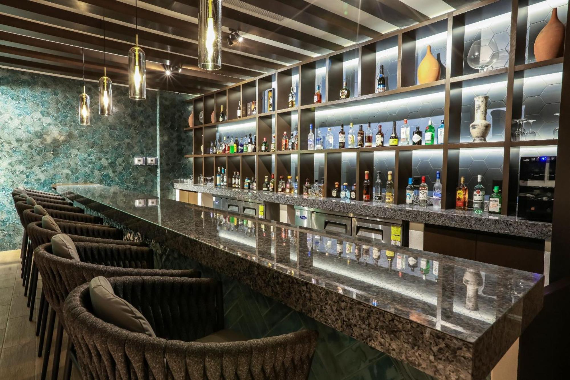 Camino Real 베라크루즈 외부 사진 The bar at the lounge