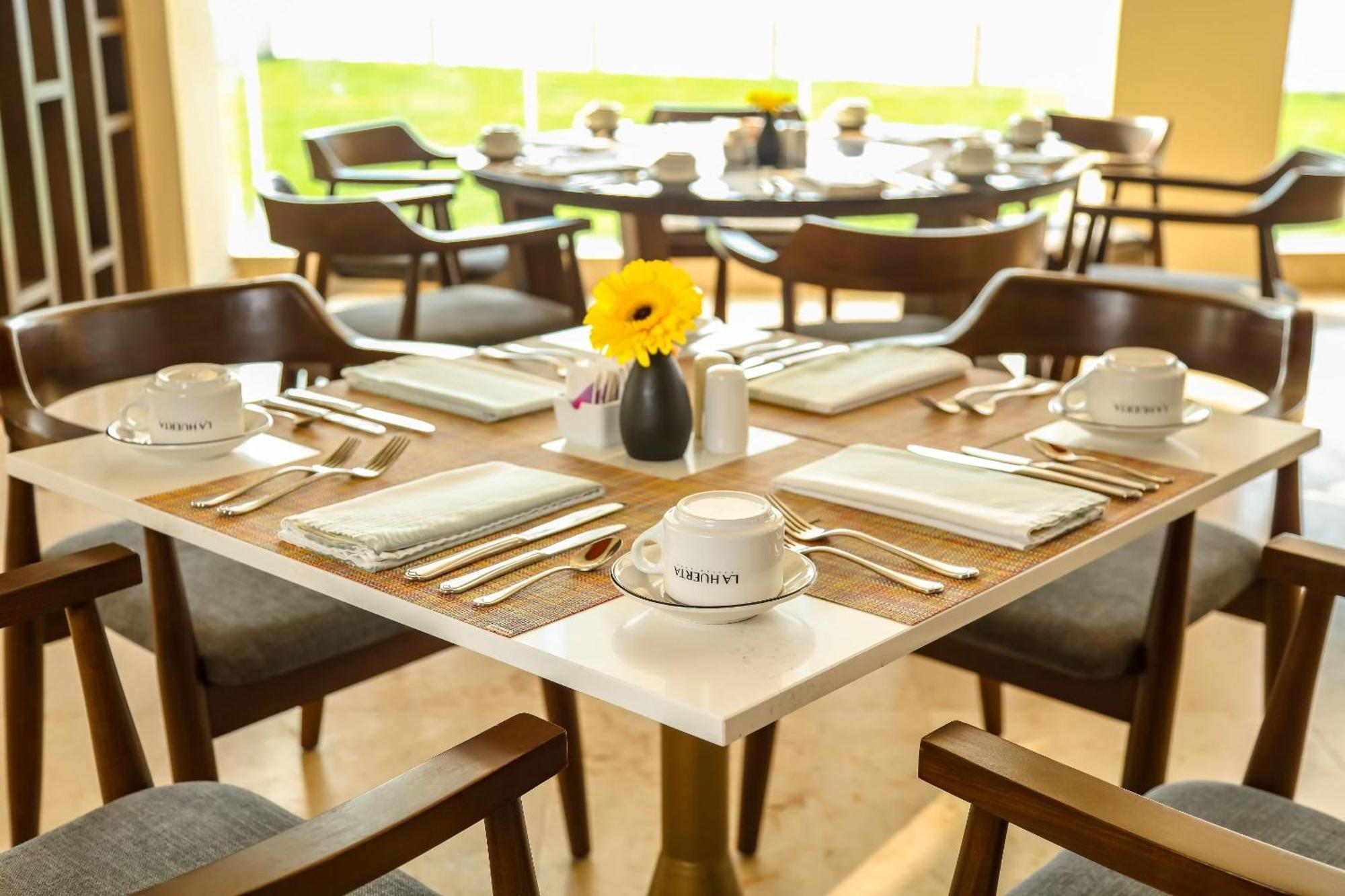Camino Real 베라크루즈 외부 사진 A table set for breakfast