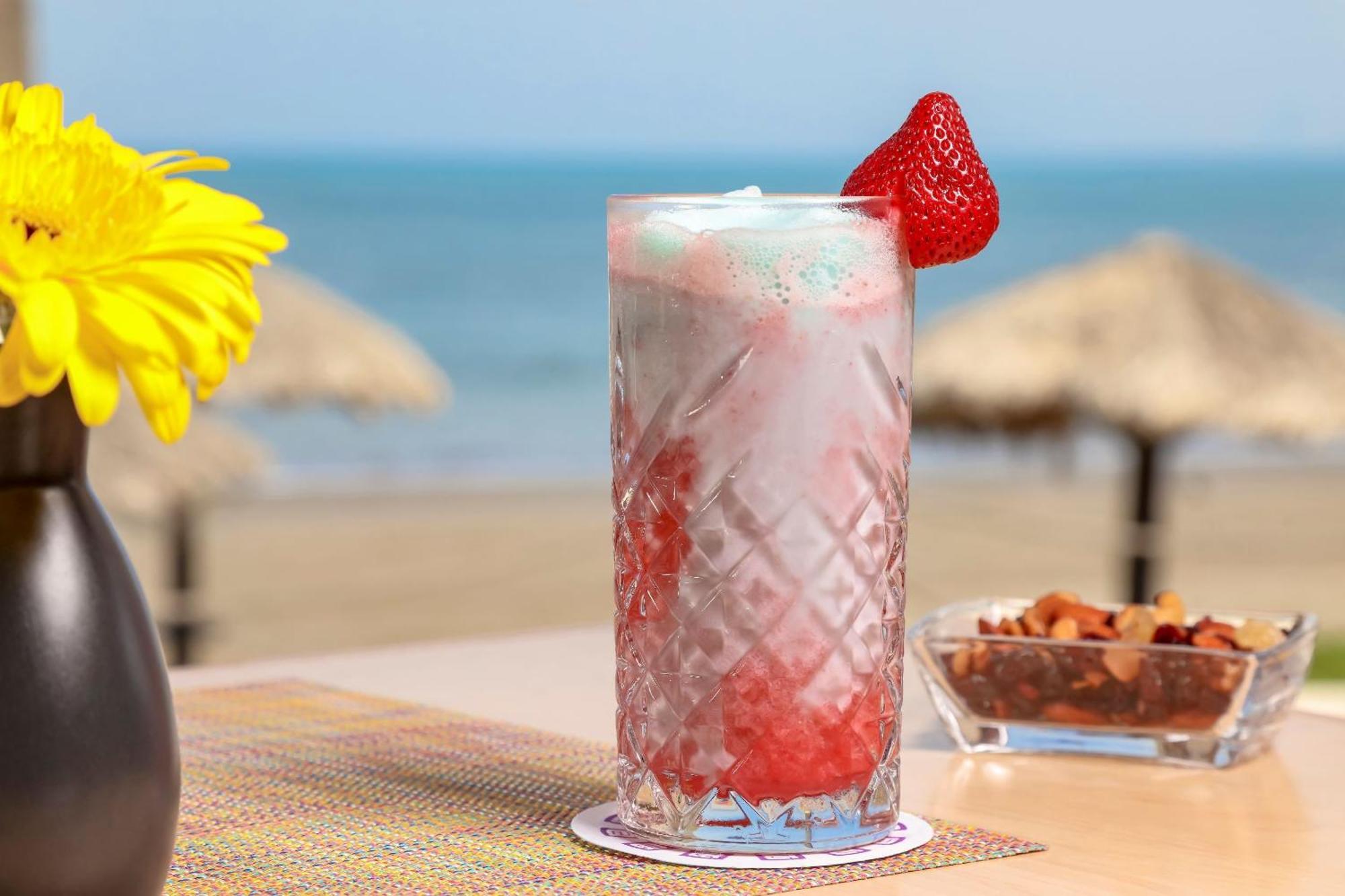 Camino Real 베라크루즈 외부 사진 A strawberry and lime Italian soda